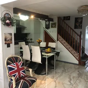  Holiday home Cheerful 4 Bedroom House With Garden Free Parking